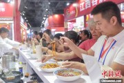 爻卦六爻“嗦粉”经济火热 中国多地“食力”出圈